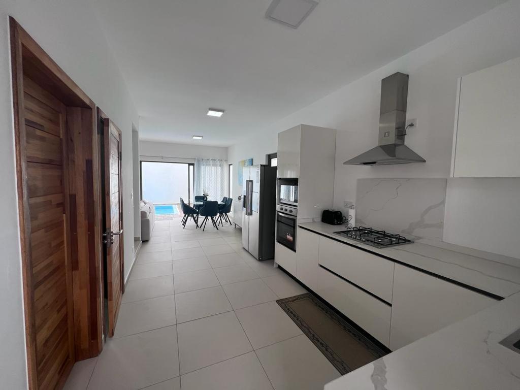 Azure 4 Bedrooms Haven Retreat: Where Tranquility Meets Turquoise Waters, Flic En Flac Mauritius المظهر الخارجي الصورة