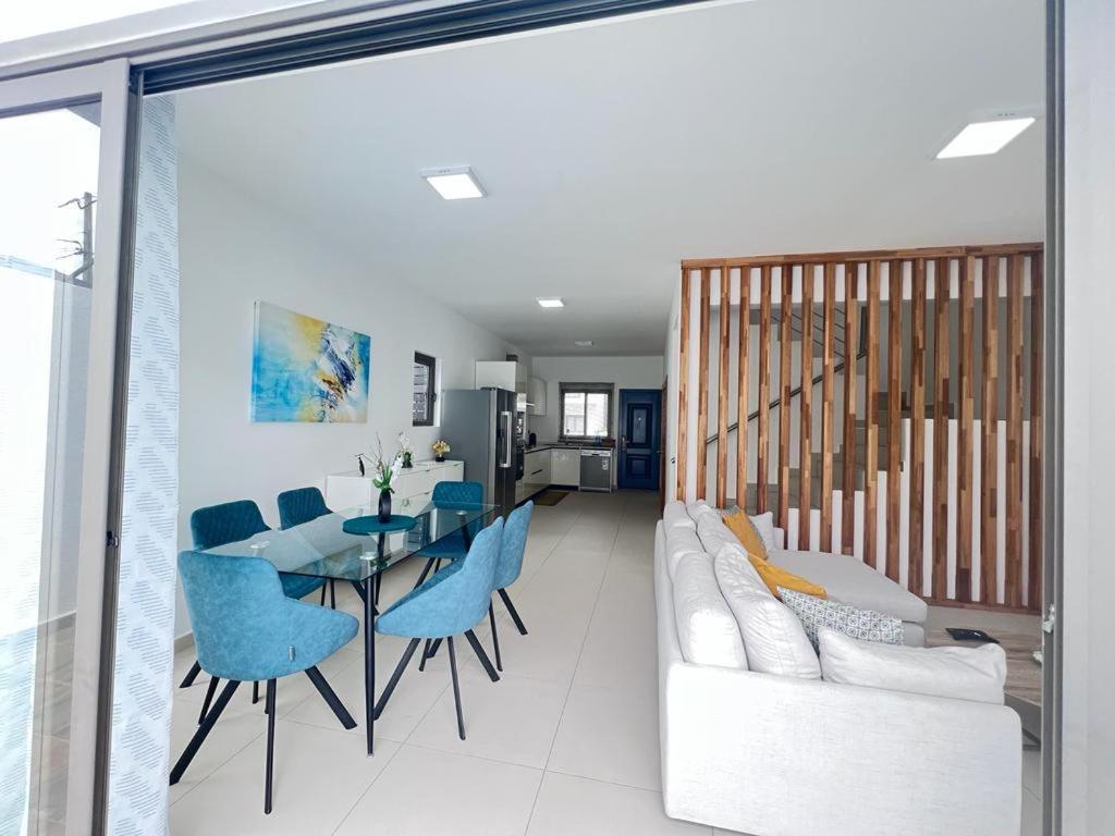 Azure 4 Bedrooms Haven Retreat: Where Tranquility Meets Turquoise Waters, Flic En Flac Mauritius المظهر الخارجي الصورة