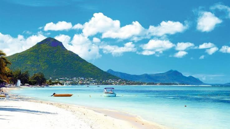 Azure 4 Bedrooms Haven Retreat: Where Tranquility Meets Turquoise Waters, Flic En Flac Mauritius المظهر الخارجي الصورة